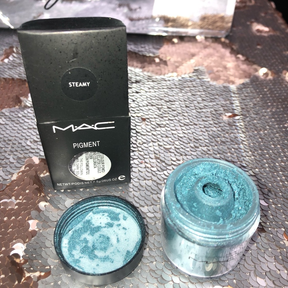 M.A.C. Eye pigment products